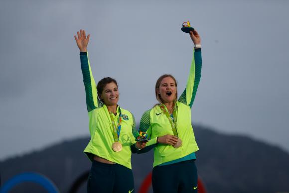  As brasileiras Martine Grael e Kahena Kunze têm apoio da Marinho
