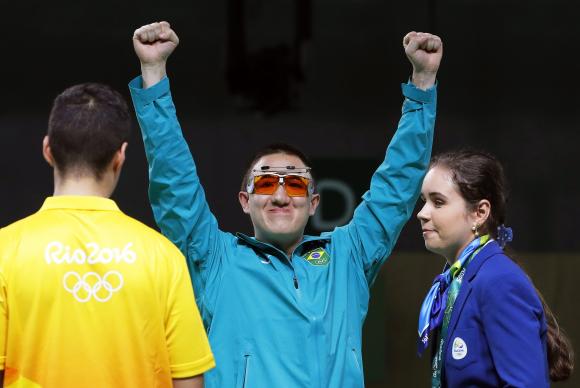 Felipe Wu comemora a medalha de prata na prova de pistola de ar 10 metros