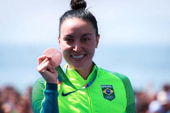 A paulista Poliana Okimoto ganhou o bronze na maratona olímpica, prova em que as nadadoras percorrem 10 mil metros em mar aberto 