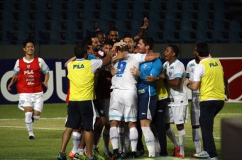 Jogadores do Avaí comemoram no Castelão