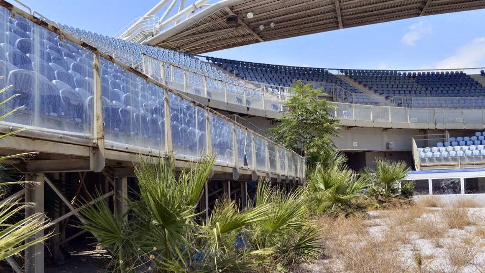 Estádio em Atenas tomado pelo mato