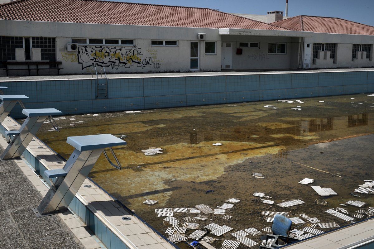 Piscina olímpica hoje está suja e habitada por sapos