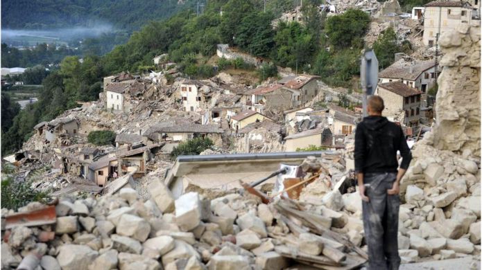 Sobrevivente observa construções colapsadas em Pescara del Tronto, após terremoto atingir uma ampla região no centro na Itália, sendo sentido até em Roma (AP)