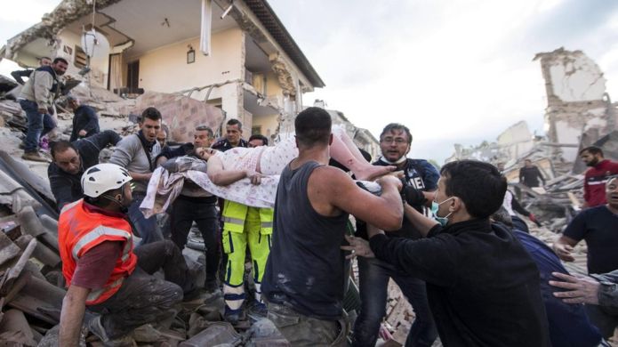 Mulher é retirada dos escombros em Amatrice, após terremoto de magnitude 6.3 atingir o centro da Itália (AP)
