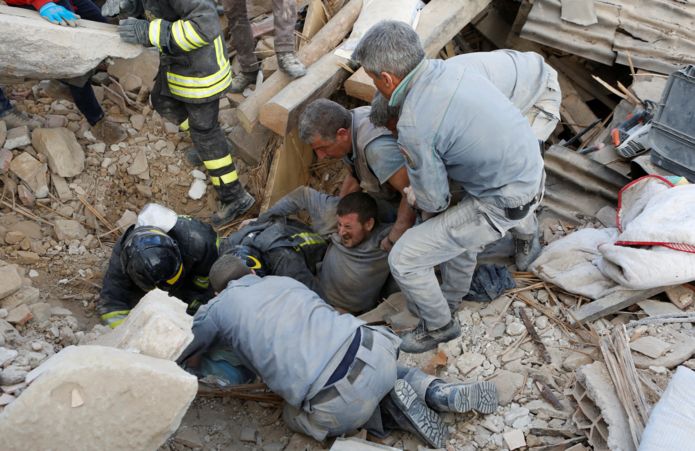 Equipes de resgate foram enviadas para as regiões mais afetadas; homem é resgatado em Amatrice (Reuters)