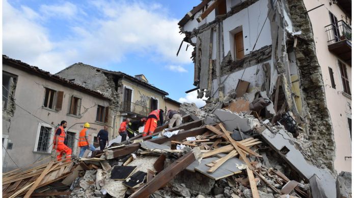 Busca por vítimas em construções que desabaram em Arquata del Tronto; terremoto 'severo' deverá deixar dezenas de vítimas (Getty Images)