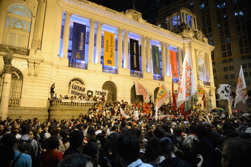 Rio de Janeiro - Manifestantes protestam no centro da cidade contra posse do presidente Michel Temer e afastamento definitivo de Dilma Rousseff do cargo na presidência da República ( Fernando Frazão/Agência Brasil)