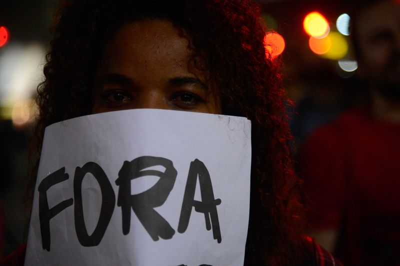 Rio de Janeiro - Manifestantes protestam no centro da cidade contra posse do presidente Michel Temer e afastamento definitivo de Dilma Rousseff do cargo na presidência da República ( Fernando Frazão/Agência Brasil)