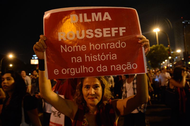 Rio de Janeiro - Manifestantes protestam no centro da cidade contra posse do presidente Michel Temer e afastamento definitivo de Dilma Rousseff do cargo na presidência da República ( Fernando Frazão/Agência Brasil)