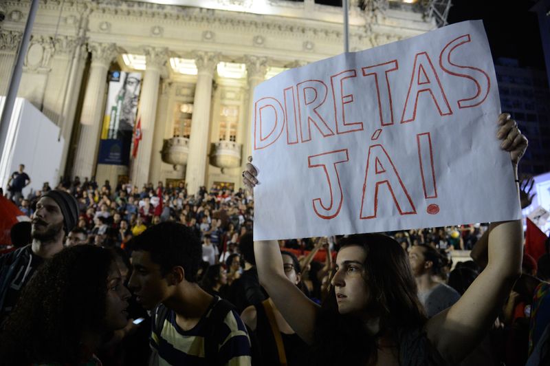 Rio de Janeiro - Manifestantes protestam no centro da cidade contra posse do presidente Michel Temer e afastamento definitivo de Dilma Rousseff do cargo na presidência da República ( Fernando Frazão/Agência Brasil)