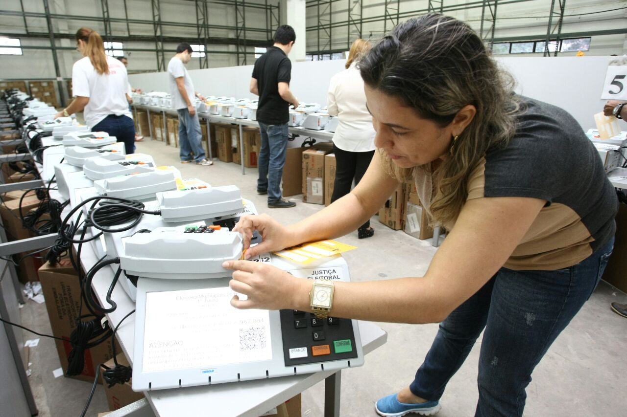 TRE-MA começa o processo de lacre das urnas eletrônicas (Honório Moreira/O Imparcial)