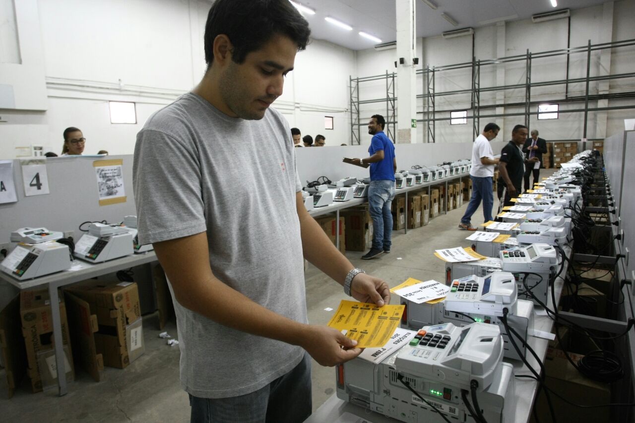 TRE-MA começa o processo de lacre das urnas eletrônicas (Honório Moreira/O Imparcial)