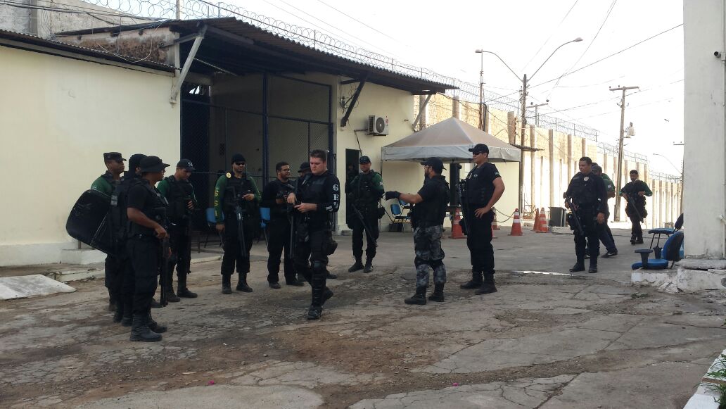Parte dos agentes penitenciários iniciando a ronda vespertina em uma das unidades do complexo