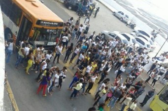 Protesto de familiares de detentos na Avenida Beira Mar