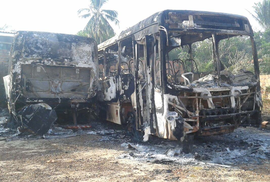 Ônibus incendiado em Morros