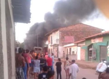 &Ocirc;nibus Linha Popular/Ipase incendiado na Vila Isabel Cafeteira