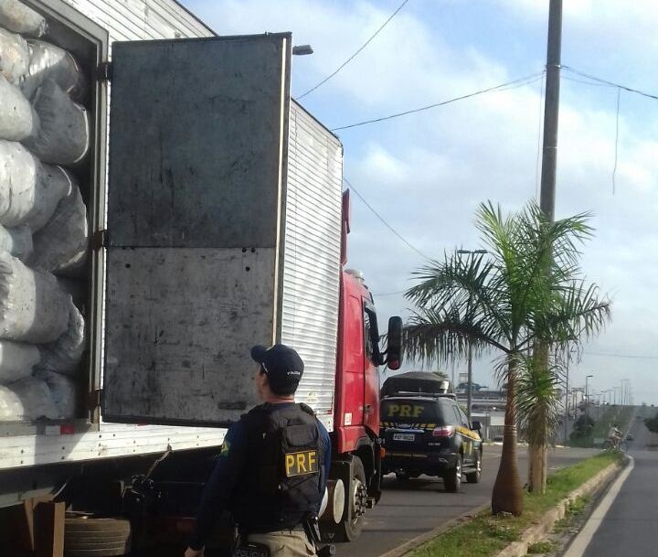 Carga de carvão vegetal apreendida pela PRF na BR-135