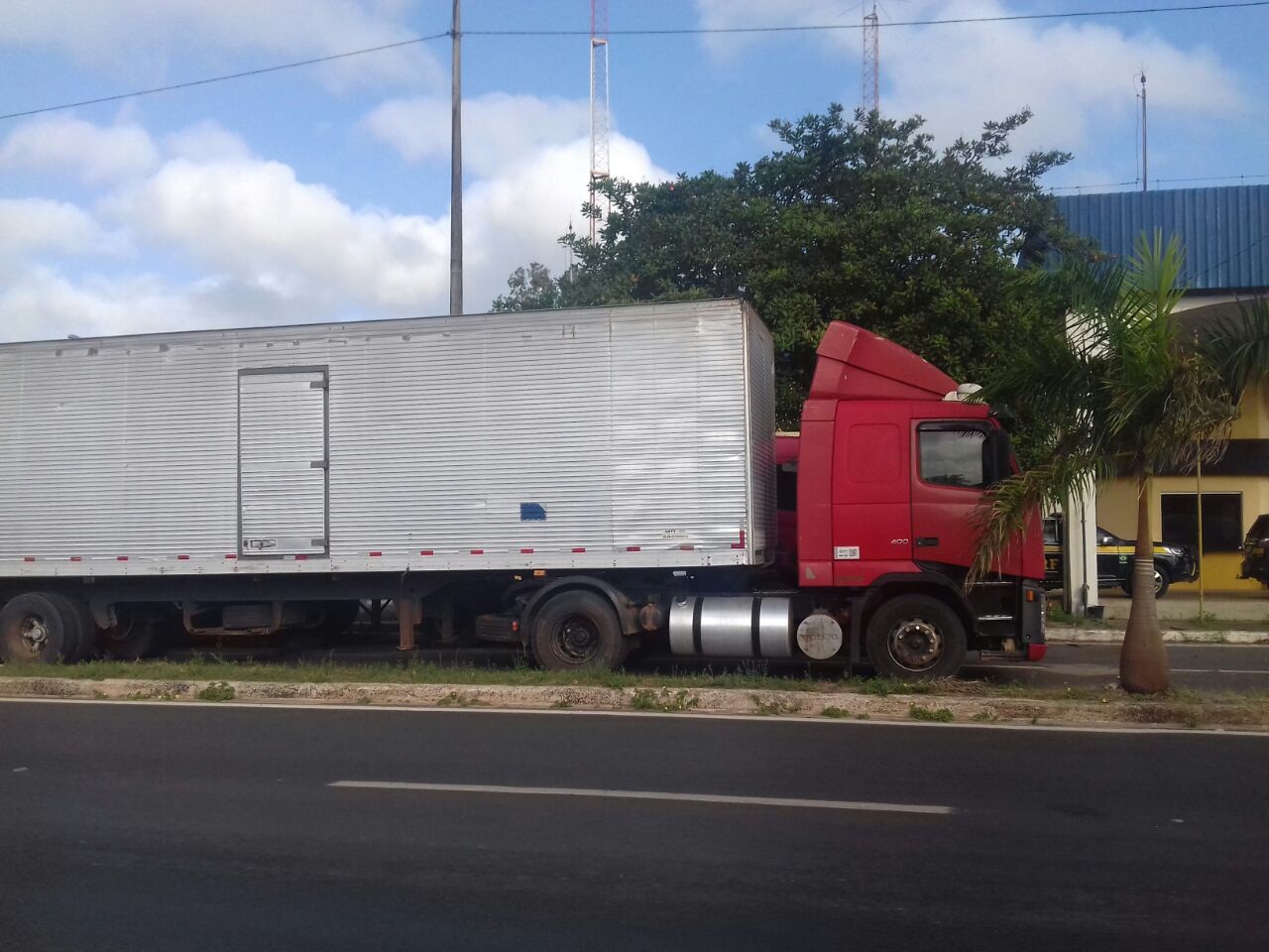 Carga de carvão vegetal apreendida pela PRF na BR-135