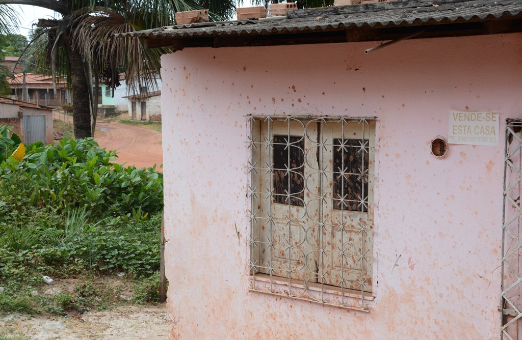 Moradores abandonam suas casas na Vila Funil com medo da violência (Honório Moreira/O Imparcial)