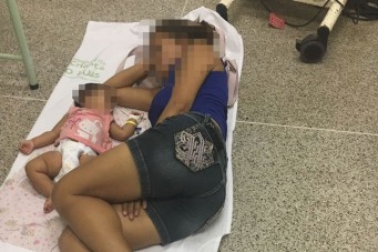 M&atilde;e dorme no ch&atilde;o com a filha no Hospital da Crian&ccedil;a