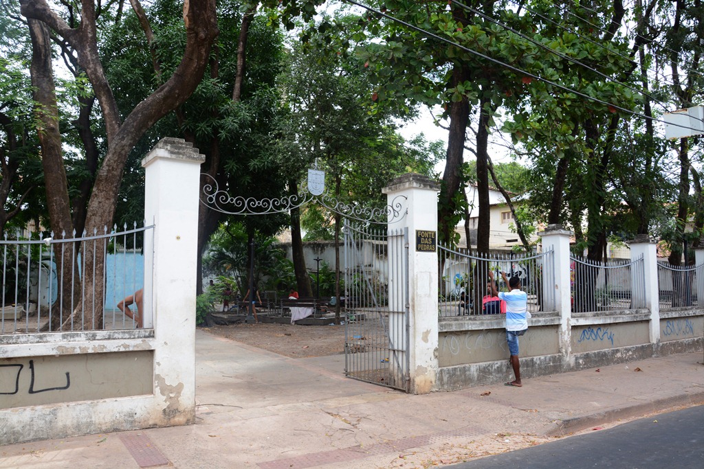 Moradores de rua ocupam Fonte das Pedras (Honório Moreira/O Imparcial)