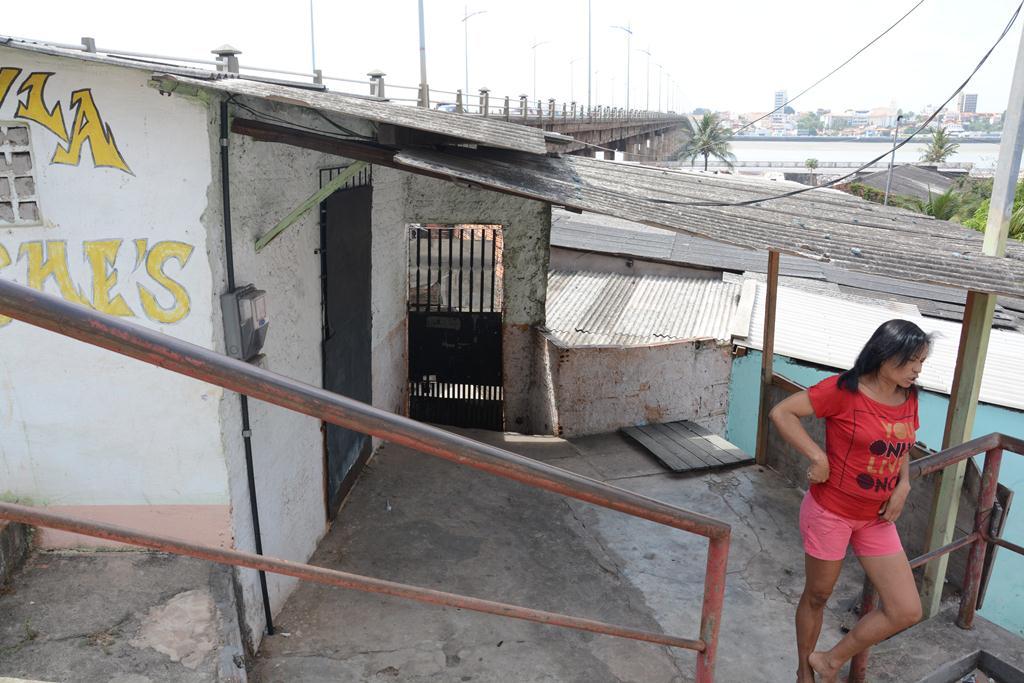 Ponte José Sarney vira moradia de sem-teto (Honório Moreira / O Imparcial)
