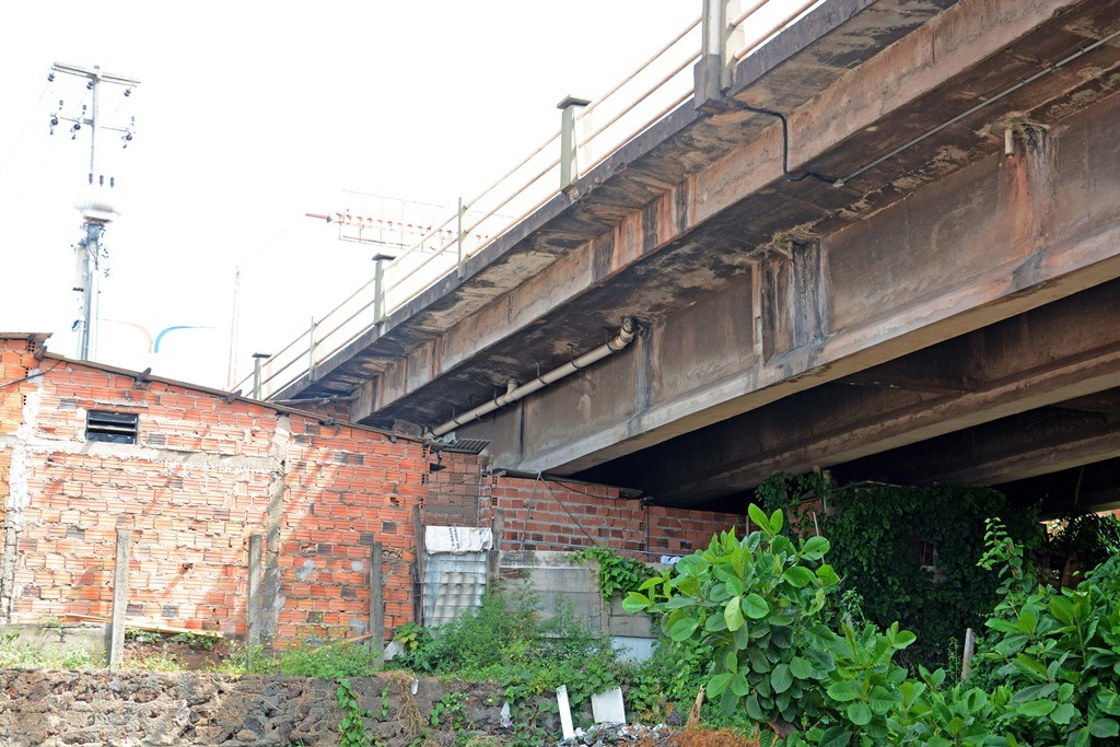Ponte José Sarney vira moradia de sem-teto (Honório Moreira / O Imparcial)
