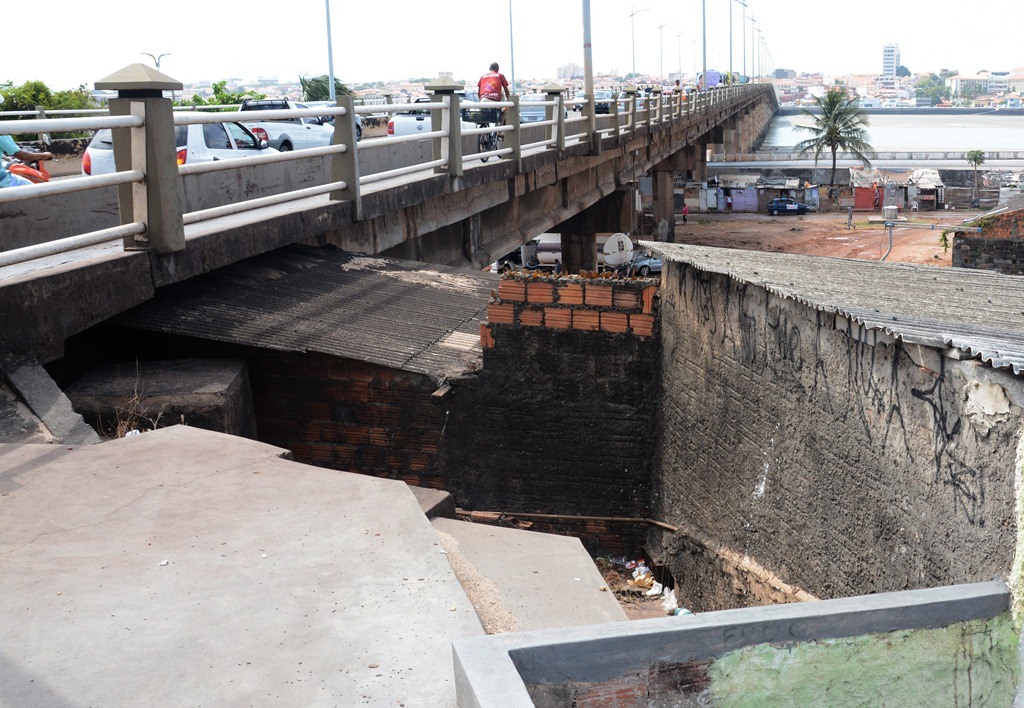 Ponte José Sarney vira moradia de sem-teto (Honório Moreira / O Imparcial)
