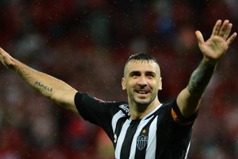 Lucas Pratto participou do primeiro e marcou o segundo gol na vit&oacute;ria do Galo sobre o Inter (Edu Andrade/Fatopress/Gazeta Press)