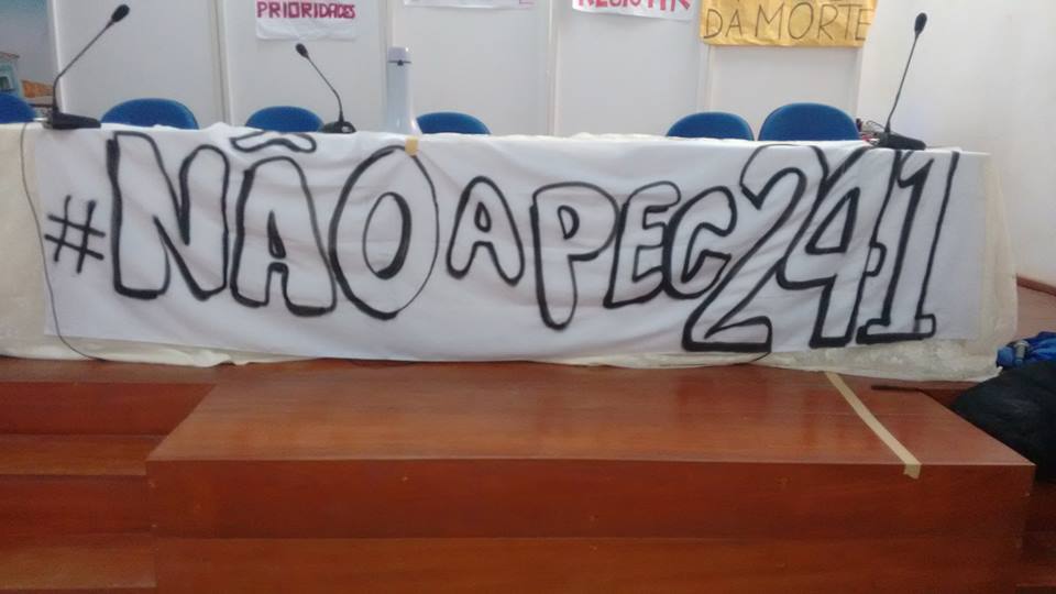 Durante a ocupação são realizadas rodas de conversas e oficinas no ambiente escolar