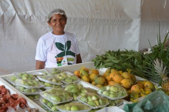 Agricultora familiar Maria L&uacute;cia Gaspar disse que est&aacute; muito feliz com a estrutura da feira