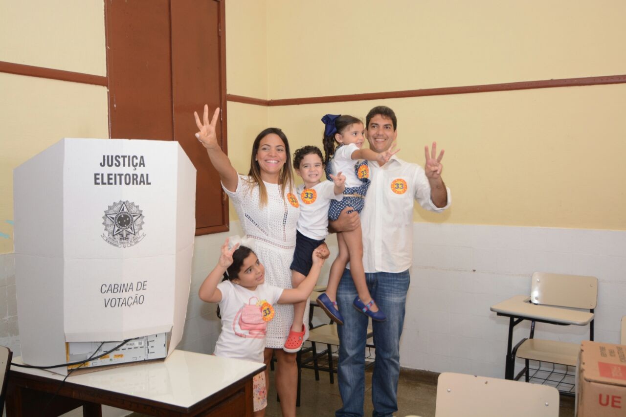 Eduardo Braide (PMN) votou acompanhado da esposa Graziela Braide e dos três filhos (Karlos Geromy/ O Imparcial)