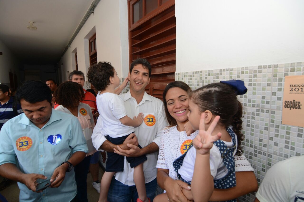 Eduardo Braide (PMN) votou acompanhado da esposa Graziela Braide e dos três filhos (Karlos Geromy/ O Imparcial)