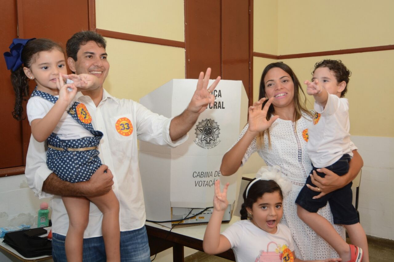 Eduardo Braide (PMN) votou acompanhado da esposa Graziela Braide e dos três filhos (Karlos Geromy/ O Imparcial)