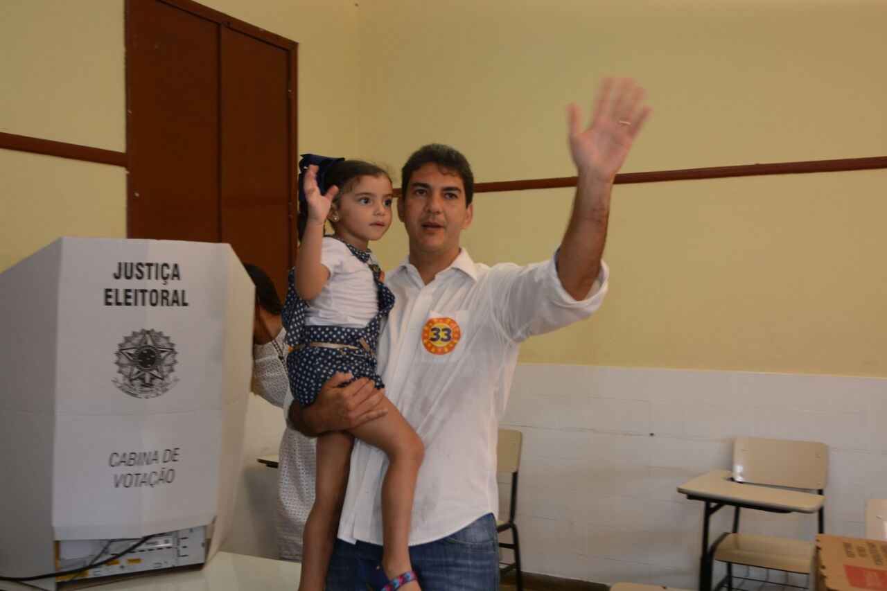Eduardo Braide (PMN) votou acompanhado da esposa Graziela Braide e dos três filhos (Karlos Geromy/ O Imparcial)