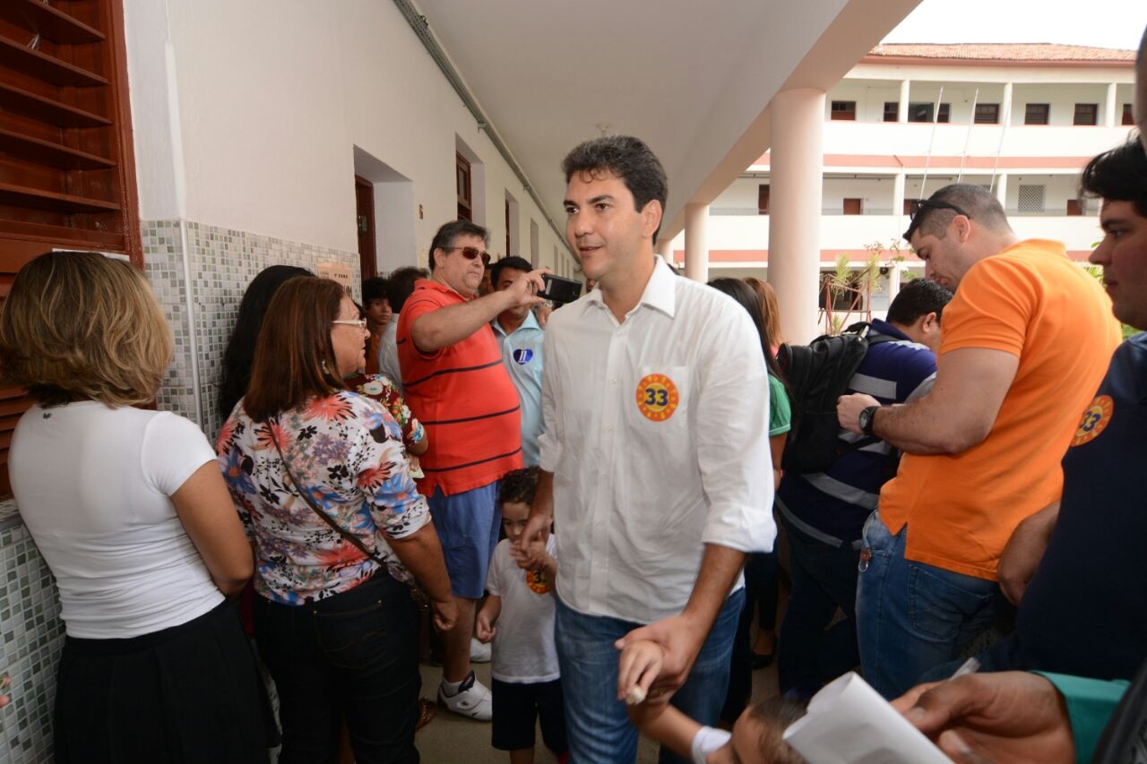 Eduardo Braide (PMN) votou acompanhado da esposa Graziela Braide e dos três filhos (Karlos Geromy/ O Imparcial)