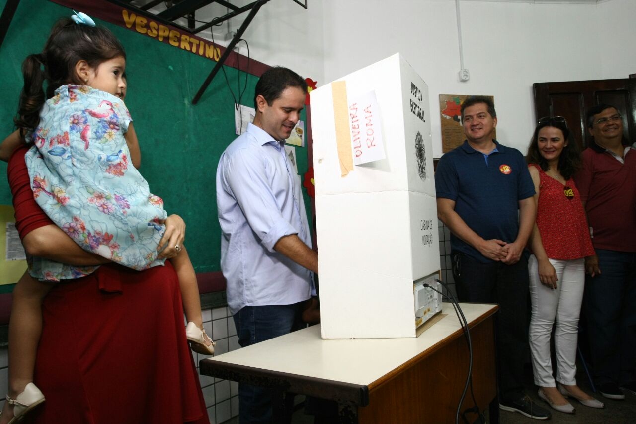 O candidato a reeleição, o prefeito Edivaldo Holanda Júnior (PDT) votou na UEB Oliveira Roma, no Vinhais Velho. (Honório Moreira/O Imparcial)
