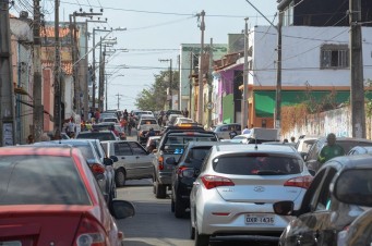 Engarrafamento pr&oacute;ximo ao Cemit&eacute;rio do Gavi&atilde;o - Centro (Karlos Geromy/O Imparcial)