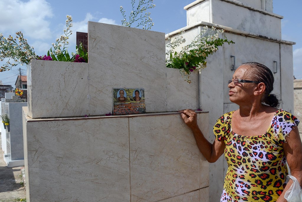 Conceição de Maria Vieira Silva no Cemitério do Gavião (Karlos Geromy/O Imparcial)