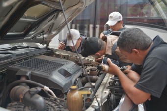 Agentes do Detran durante blitz realizada na quinta-feira envolvendo os conhecimentos adquiridos no Curso de Identifica&ccedil;&atilde;o Veicular e Documental