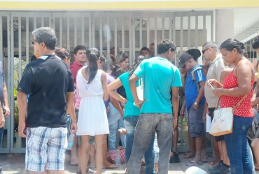 Alunos chegam atrasados. E uma estudante desmaia ao ver os port&otilde;es fechados. 