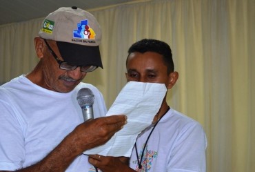 Manoel Nascimento Ara&uacute;jo aluno do Sim eu posso ler carta em agradecimento com seus novos &oacute;culos