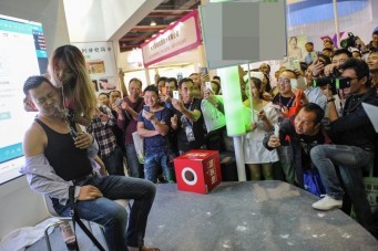 Estranho fetiche chama atenção em feira do sexo na China