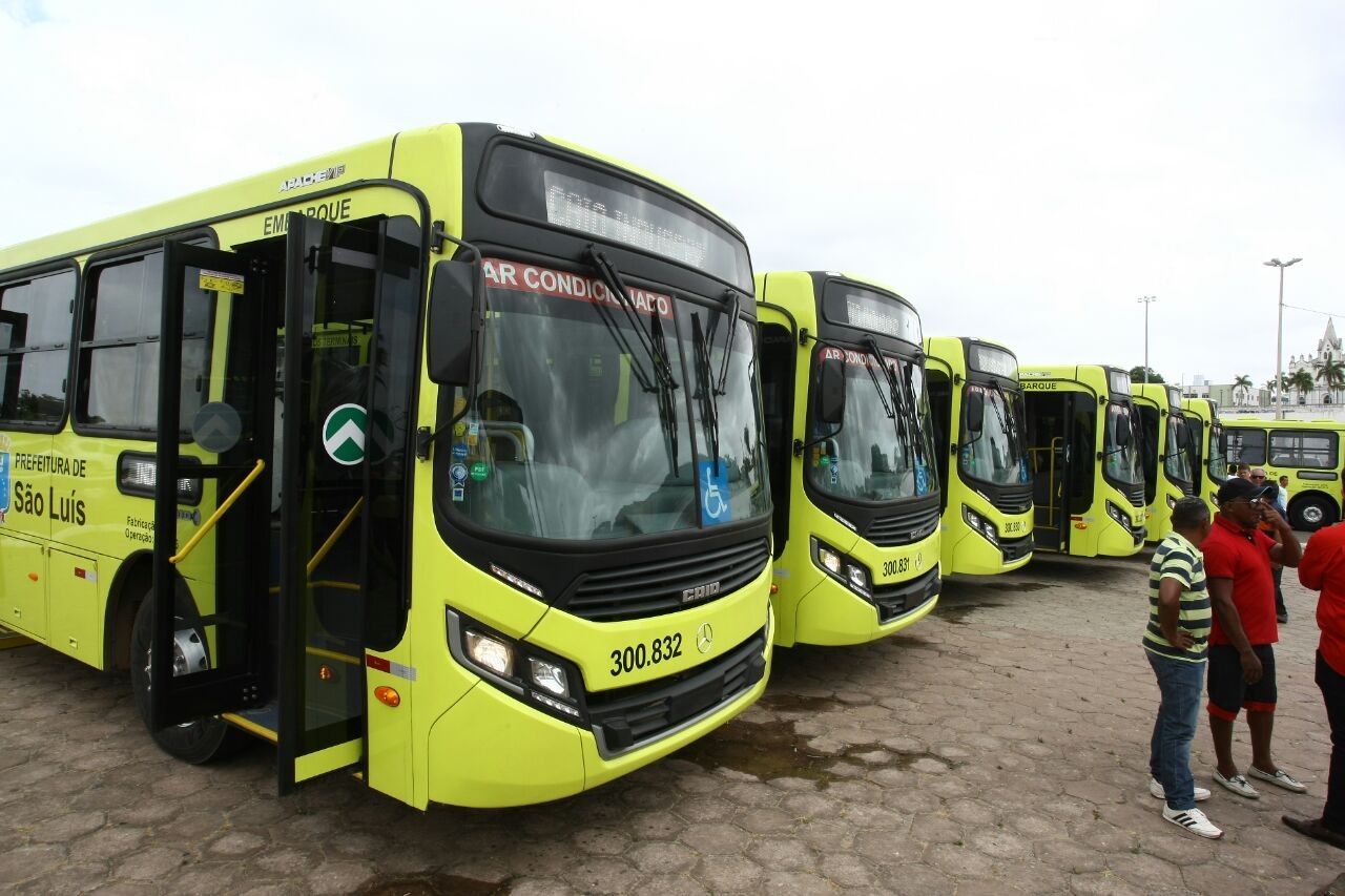 Entrega de ônibus