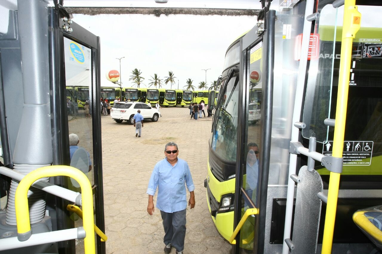 Entrega de ônibus
