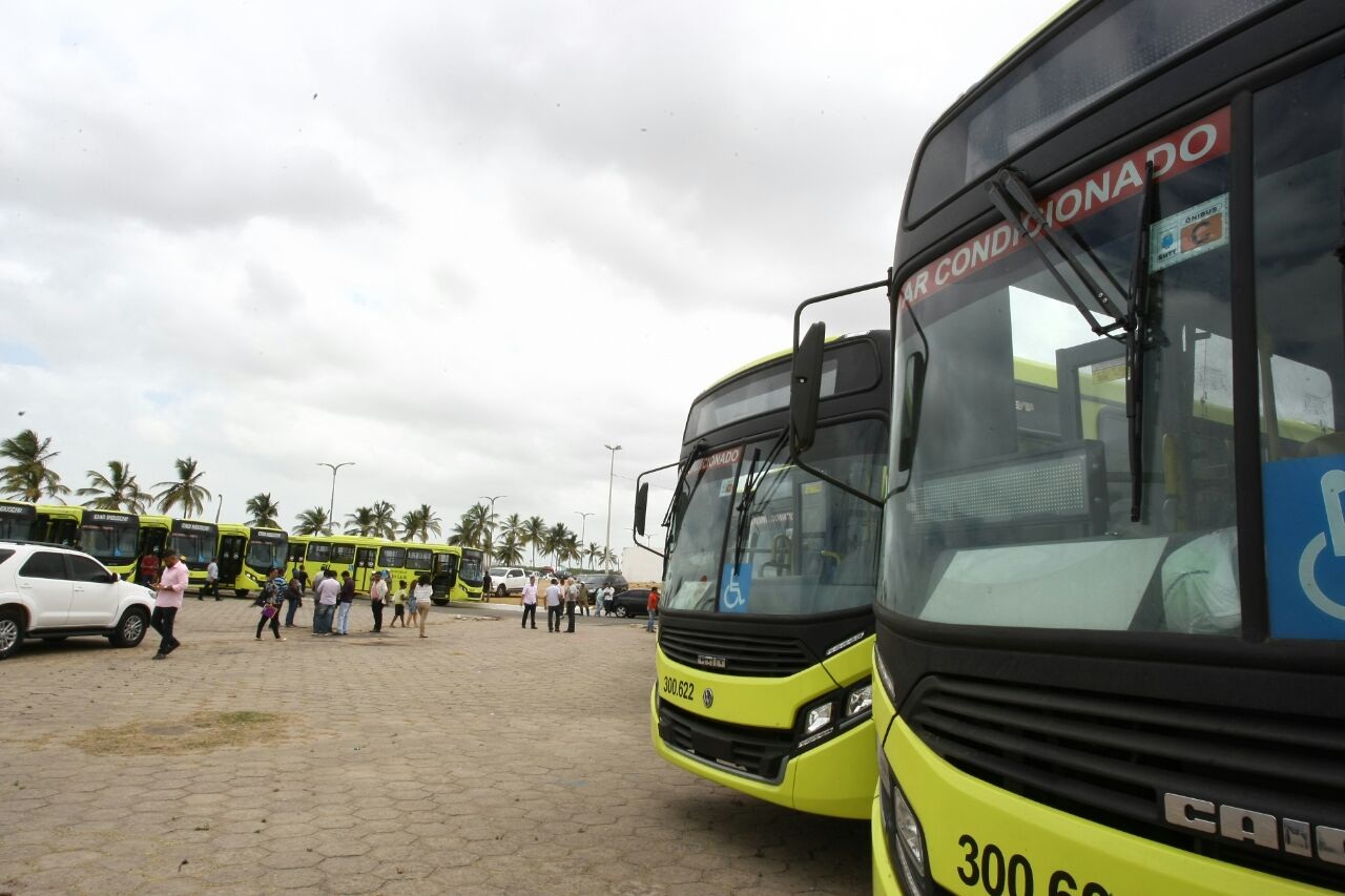 Entrega de ônibus