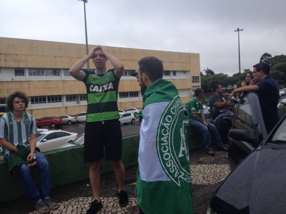Torcedores na cidade de Chapecó no momento que souberam da tragédia