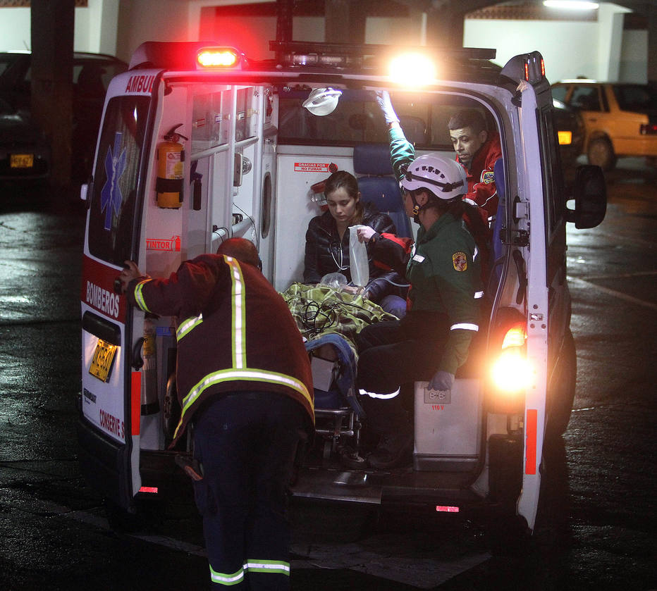 Jornalista Rafael Henze chegando ao hospital ao ser resgatado com vida