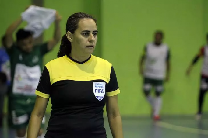 &Aacute;rbitra Fifa ministra palestra para oficiais de arbitragem da Fefusma